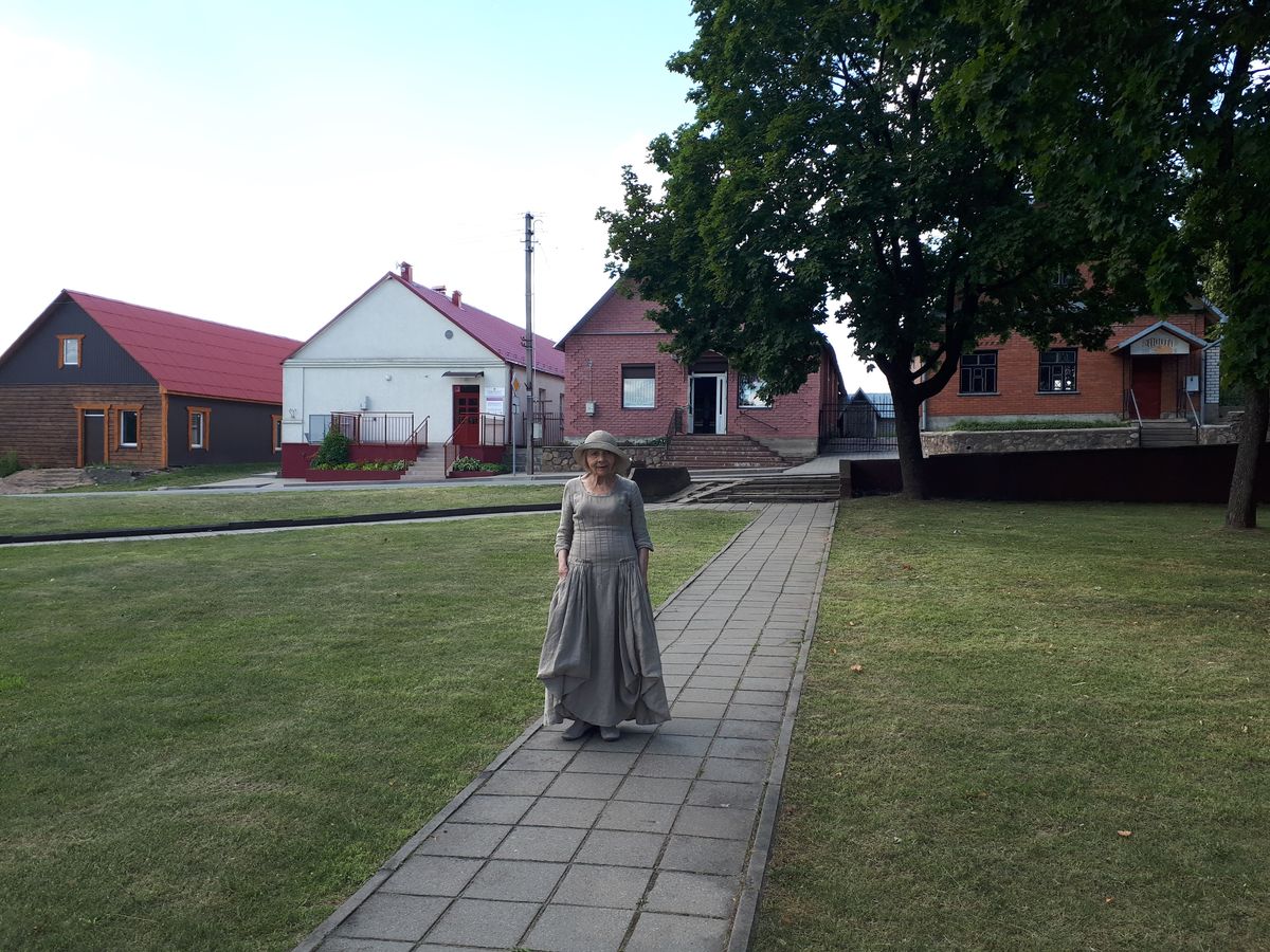 Publicystka Alwida Bajor w Dziewieniszkach, 2021 r.