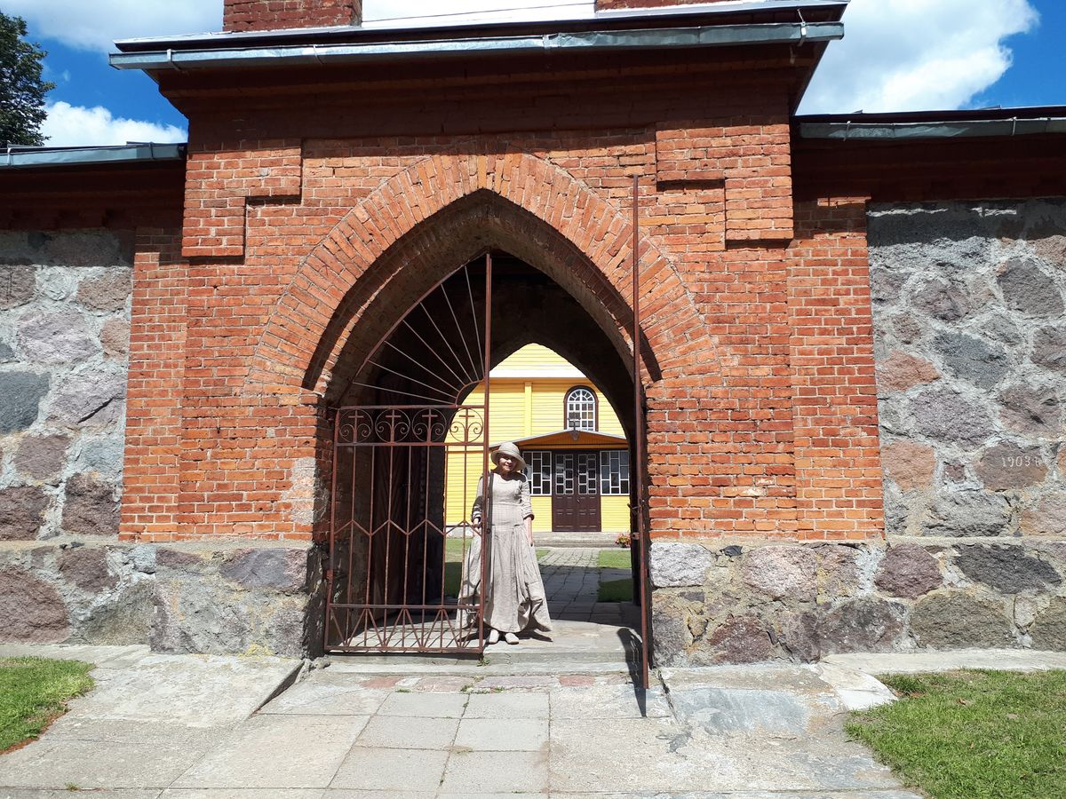 Publicystka Alwida Bajor w Dziewieniszkach, 2021 r.