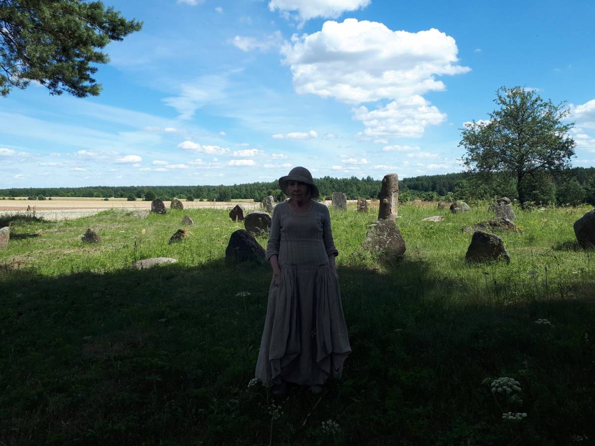 Publicystka Alwida Bajor w Dziewieniszkach, na żydowskim cmentarzu. Dziewieniszki, 2021 r.