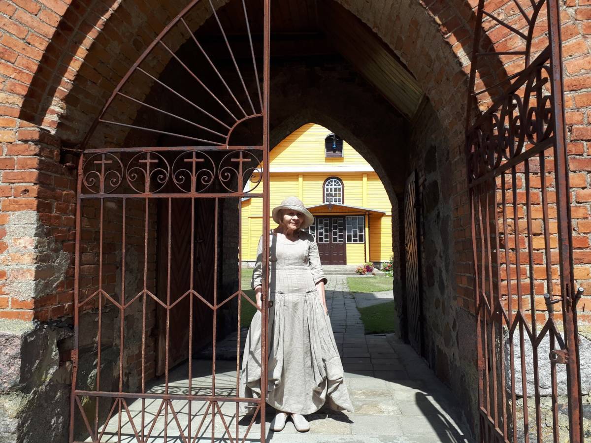 Publicystka Alwida Bajor w Dziewieniszkach. Dziewieniszki, 2021 r.