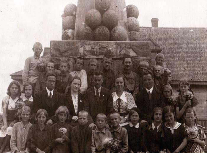 Przedwojenne zdjęcie przy Pomniku Wolności. Nauczyciel Soroko z wychowankami Gimnazjum im. Adama Mickiewicza w Dziewieniszkach. 