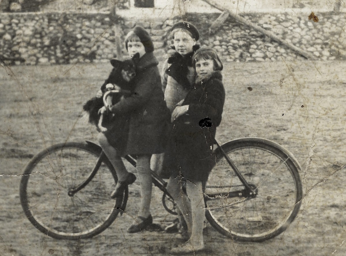 Dziewieniszki. Uczennice Gimnazjum im. A. Mickiewicza w Dziewieniszkach na rynku dziewieniskim. Lata 1930-te. Archiwum prywatne - Paweł Subocz