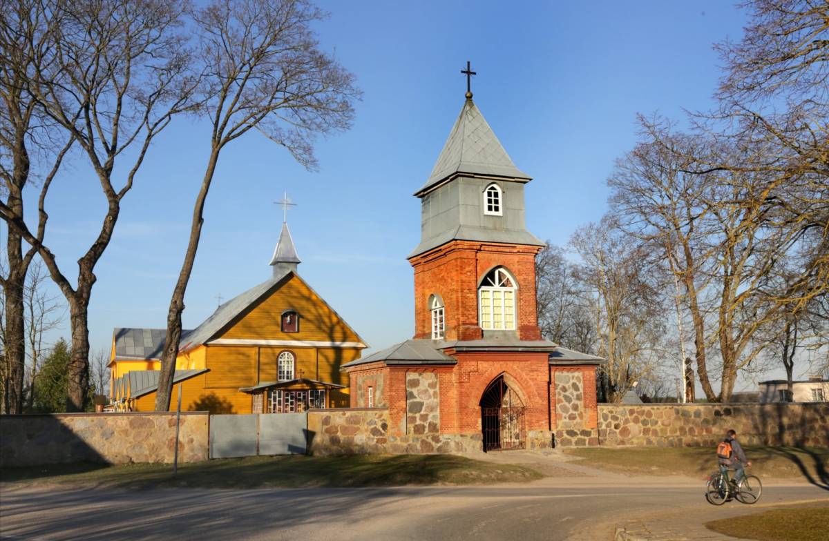 Dzwonnica i kościół w Dziewieniszkach. © Vidmantas Balkūnas