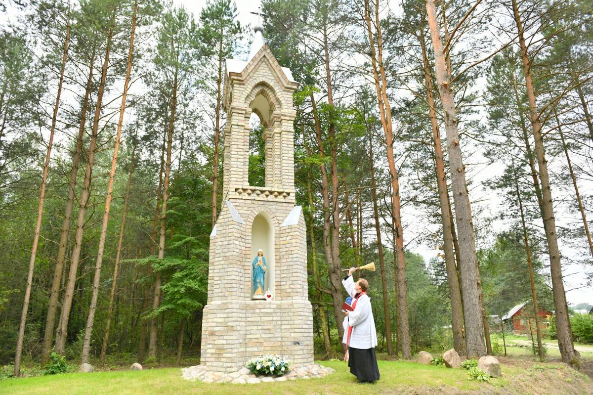 Poświęcenie odrestaurowanej kapliczki w Dziewieniszkach