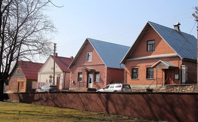  Pożydowskie budynki na rynku w Dziewieniszkach