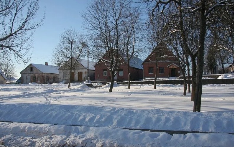 Pejzaż zimowy. Pożydowskie zabudowania na rynku w Dziewieniszkach