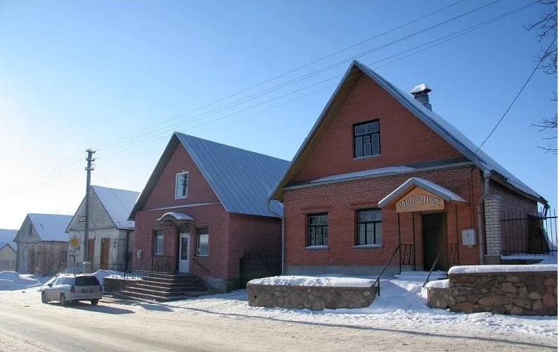 Pejzaż zimowy. Pożydowskie zabudowania na rynku w Dziewieniszkach