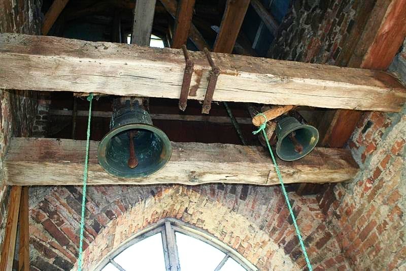 Zabytkowe dzwony z dzwonnicy kościelnej w Dziewieniszkach