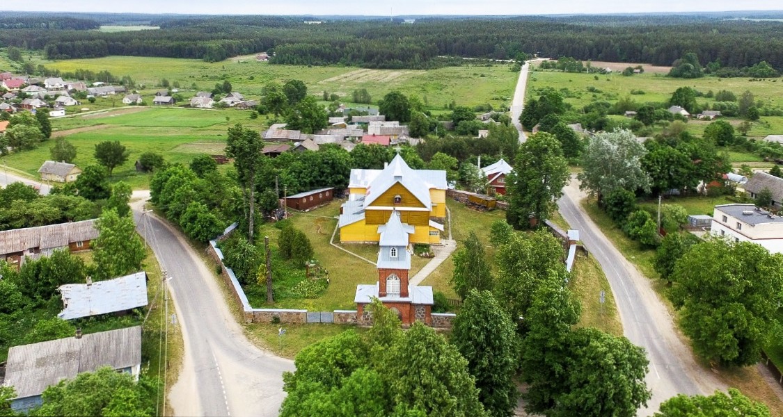 Miasteczko Dziewieniszki, Widok na kościół w centrum miasteczka 