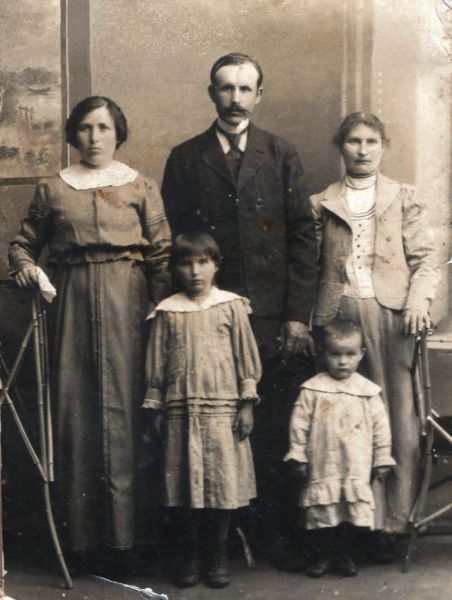 Тычина Адам Николаевич с женой Александрой Венедиктовной (слева), сестрой (справа) и детьми Софией и Валентиной. 1917 год