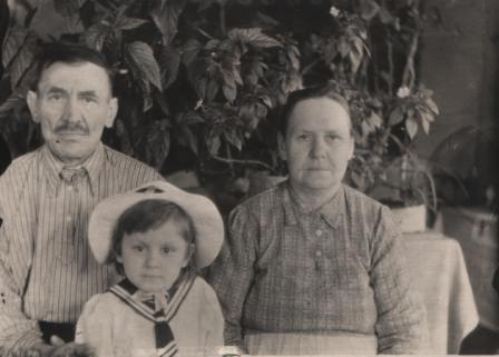 Бывший  войт подолесской гмины (1933-1935 гг.) Тимошук Игнат Иванович (1894-21.03.1970) с женой Степанидой Пантелеймоновной (1893-1969) и внучкой Тимошук Татьяной (1949 г.р.). Фото 1954 года. 
