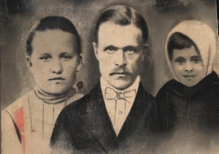 Деревня Еремичи. Боярчук Константин Васильевич (03.08.1885-22.07.1970), его жена Екатерина Антоновна  (1895-1979) и дочь Анастасия Константиновна (19.06.1926-13.07.2008). Фото 1935 года.