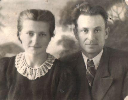 Тимошук Никифор  Игнатович (16.02.1922 - 03.01.1991), его жена Анастасия Константиновна (19.06.1926-13.07.2008). Фото 1947 года. 