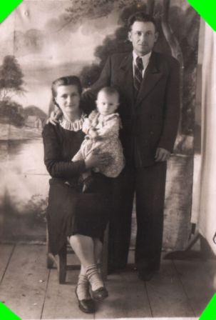Тимошук Никифор  Игнатович (16.02.1922 - 03.01.1991), его жена Анастасия Константиновна (19.06.1926-13.07.2008), их   дочь Татьяна (23.05.1949 г.р.). Фото 1951 года.