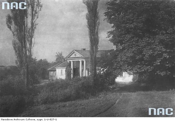 Czombrów, woj. nowogródzkie. Widok ogólny dworu Karpowiczów.<br>Fot. Bułhak Jan