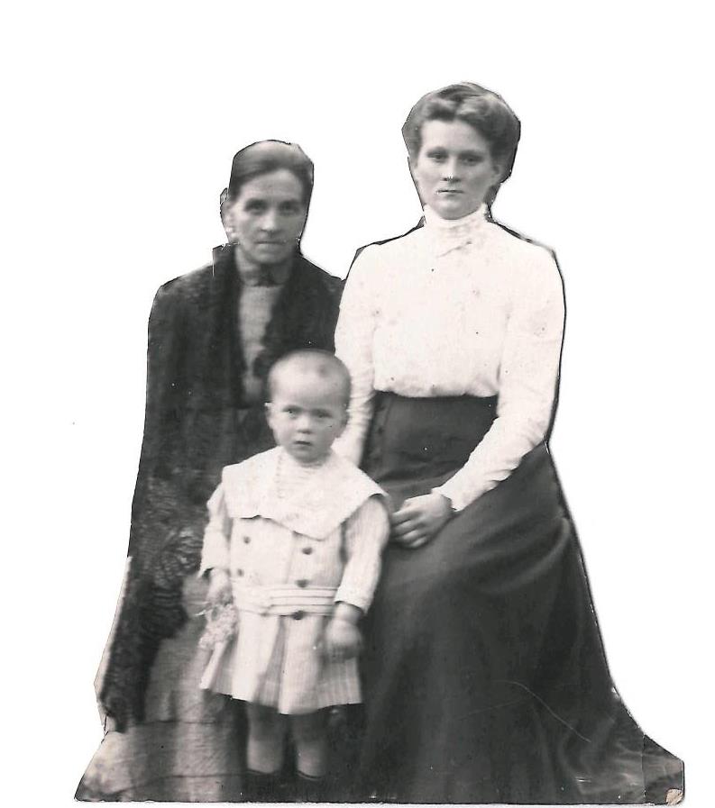 Anna Kunigiel z córką Stefanią i dzieckiem. Zdjęcie 1911r. Wilno