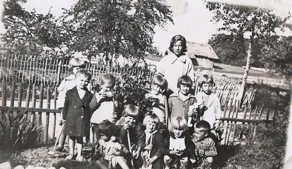 Розыскиваю Галину Смилевич? 1921-25 года рождения, кузину моей мамы Смилевич Нины Вильгельмовны. Последнее письмо полученоот Гали в 1940 году из местечка Боруны , на обратной стороне фото надпись: Розыскиваю Галину Смилевич? 1921-25 года рождения, кузину моей мамы Смилевич Нины Вильгельмовны. Последнее письмо полученоот Гали в 1940 году из местечка Боруны , на обратной стороне фото надпись: