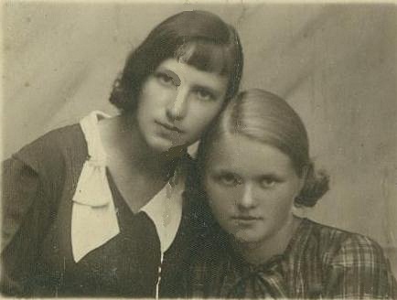 Weronika Kurażyńska z d. Krugła (z prawej) z przyjaciółką-kuzynką