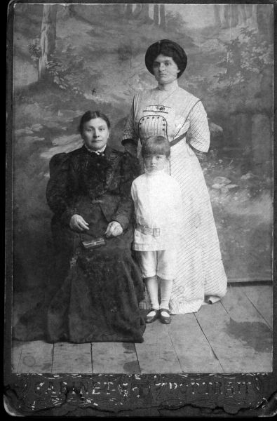 Мария Александровна Яштольд-Говорко (ур. Кучук) с дочерью Натальей Ивановной и внуком (1900-е годы) Мария Александровна Яштольд-Говорко (ур. Кучук) с дочерью Натальей Ивановной и внуком (1900-е годы)