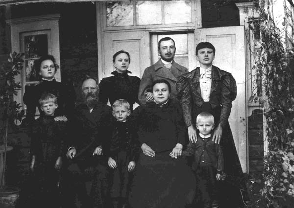 Иван Александрович Яштольд-Говорко и Мария Александровна Кучук с детьми и внуками у своего дома в им.Камень летом 1898 г. Иван Александрович Яштольд-Говорко и Мария Александровна Кучук с детьми и внуками у своего дома в им.Камень летом 1898 г.