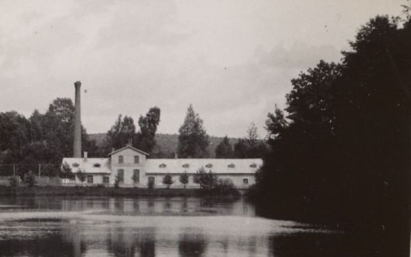 Gorzelnia Nr 10 w Jachimowszczyznie, zbudowana i uruchumiona w 1929 r. wg planow zatwierdzonych przez wojewode wilenskiego.