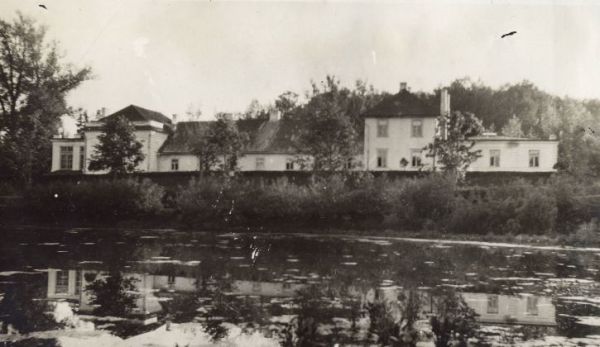 Jachimowszczyzna wielopokoleniowy dwor sprzed I wojny swiatowej, widziany od strony browaru, w ktorym kiedys pracowal Janko Kupala.