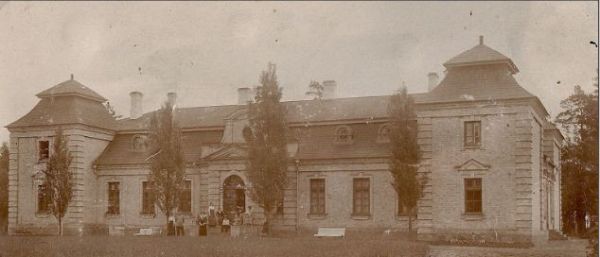 2 września 1908 roku urodził się w Wysokowszczyźnie Karol Świętorzecki, syn Wacława, późniejszego właściciela Jachimowszczyzny, Połoczan, Raczkowa i Kuczuk.