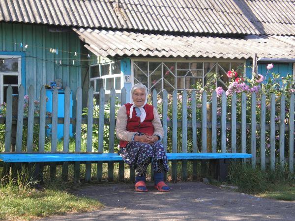 Нина Сапего у своего дома