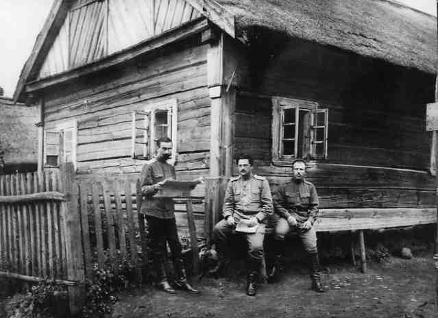Группа врачей 7-го гренадерского Самогитского полка у своего жилища. В группе ( слева направо):Д.П.Картель, А.Г.Пальчик, А.П.Егоров.<br>Дата съемки: 30.08.1916<br>Место съемки: Россия, Минская губ./Подлесейки д.