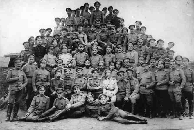  <br>Персона<br>Цвецинский Максимилиан Адамович на военной службе с 1887 г. в л-гв.Семеновском по<br>Картель Д.П. врач 7-го гренадерского Самогитского полка<br>Егоров А.П. врач 7-го гренадерского Самогитского полка<br>Пальчик А.Г. врач 7-го гренадерского Самогитского полка<br>Брызгалов Н.Е. начальник учебной команды 7-го гренадерского Самог<br>Иванов А.Н. офицер 7-го гренадерского Самогитского полка<br>Иванов офицер 7-го гренадерского Самогитского полка полк<br>Веригин А.И. командир 7-го гренадерского Самогитского полка п<br>Покровский А.В. адъютант 7-го гренадерского Самогитского полка<br>Альбом: Ал-1294<br>Офицеры 7-го гренадерского Самогитского полка во главе с командиром полка флигель-адъютантом полковником Максимилианом Адамовичем Цвецинским (2-й ряд в центре) у входа в землянку офицерского собрания. В группе: врач [А.П.Егоров] (1 ряд 3-й слева), врач Д.П.Картель (2-й ряд сидит крайний слева) врач А.Г.Пальчик (3-й ряд сидит крайний слева), капитан Н.Е.Брызгалов (1-й ряд 3-й слева), А.Н..Иванов (2-й ряд сидит, 2-й справа), полковник Владимирский (2-ой рд сидит 3-й справа), полковник Иванов (2-й ряд сидит 3-1 слева), полковник А.И.Веригин (2-й ряд стоит (4-й справа), адъютант А.В.Покровский (4-й ряд 3-й слева) и др.<br>Дата съемки: 1916-1917<br>Место съемки: Россия, Минская губ./Подлесейки д.