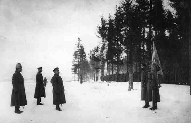  <br><br>Новый командир 7-го гренадерского Самогитского полка полковник А.И.Веригин выступает перед полком в расположении полка в Полонечском лесу.<br>Дата съемки: 28.02.1916<br>Место съемки: Россия, Минская губ./Новогрудский у.