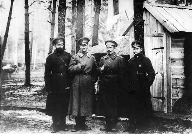 Депутация в поддержку Временному правительству от [7-го гренадерского Самогитского полка], находящегося в резерве в Полонечском лесу, в составе Ф.Опурина, А.Н.Иванова, [писаря] Виноградова, ефрейтора Ванникова.<br>Дата съемки: 28.03.1917<br>Место съемки: Россия, Минская губ./Новогрудский у.