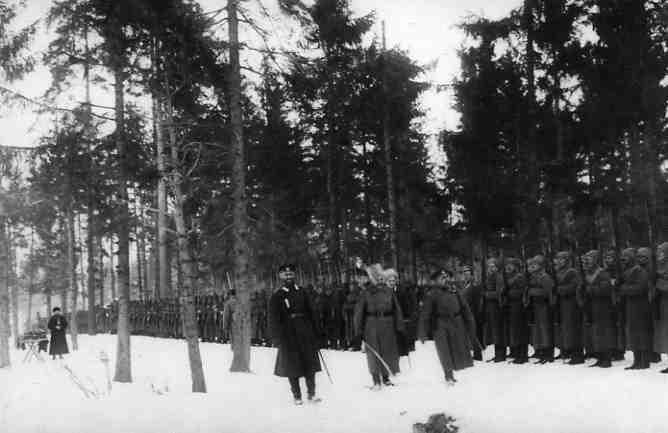  <br><br>Новый командир 7-го гренадерского Самогитского полка полковник А.И.Веригин проходит перед фронтом солдат в расположении полка в Полонечском лесу. Крайний слева адъютант А.В.Покровский и др.<br>Дата съемки: 28.02.1916<br>Место съемки: Россия, Минская губ./Новогрудский у.