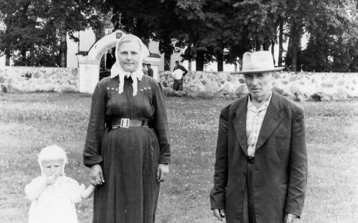 Потап Андреевич Рымко со своей родственницей <br>около церкви, в которой он был крещен. Последний приезд на родину