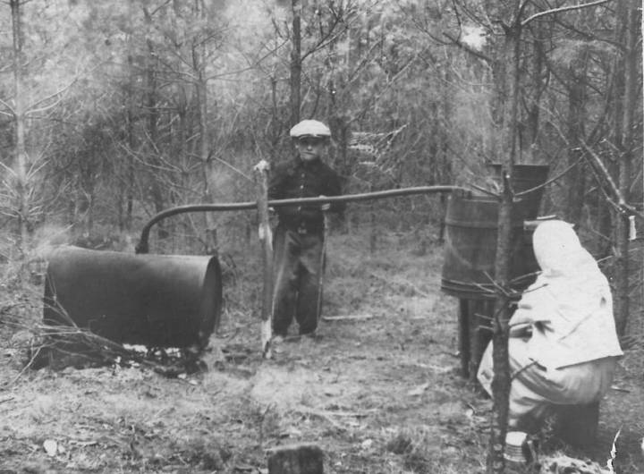  Самогонный аппарат в лесу