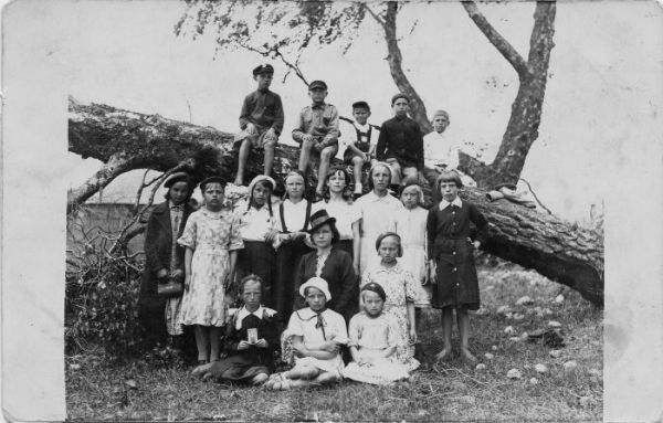 Dzieci ze szkoły wiejskiej w Wiekańcach, późne lata 30-te. Nauczycielka - Maria Sakowicz/<br>Village school children with their teacher Maria Sakowicz, late 1930s