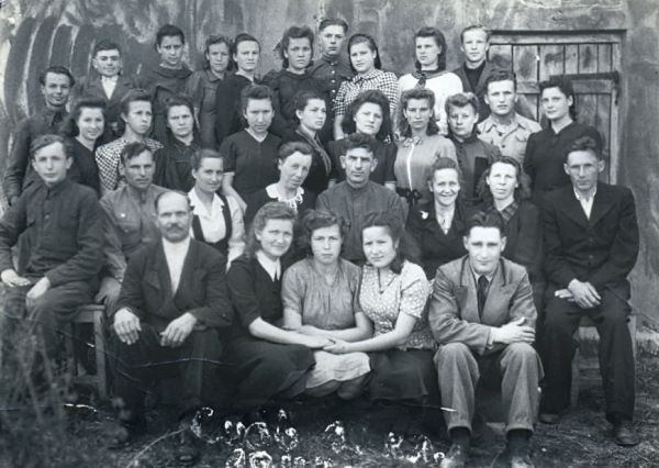 Первый послевоенный выпускной класс Сновской школы  1947год.