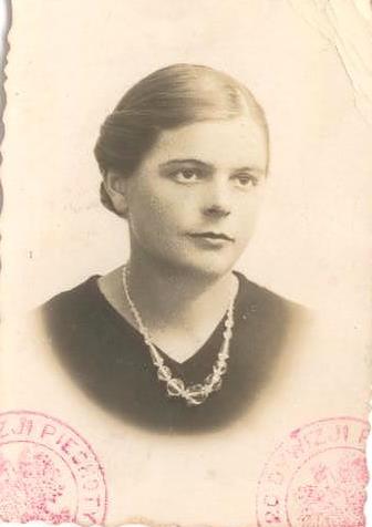 Janina Olszańska, z domu Janowska.  W 1940 roku wywieziona z Zababia do Kargowiny w obwodzie archangielskim.