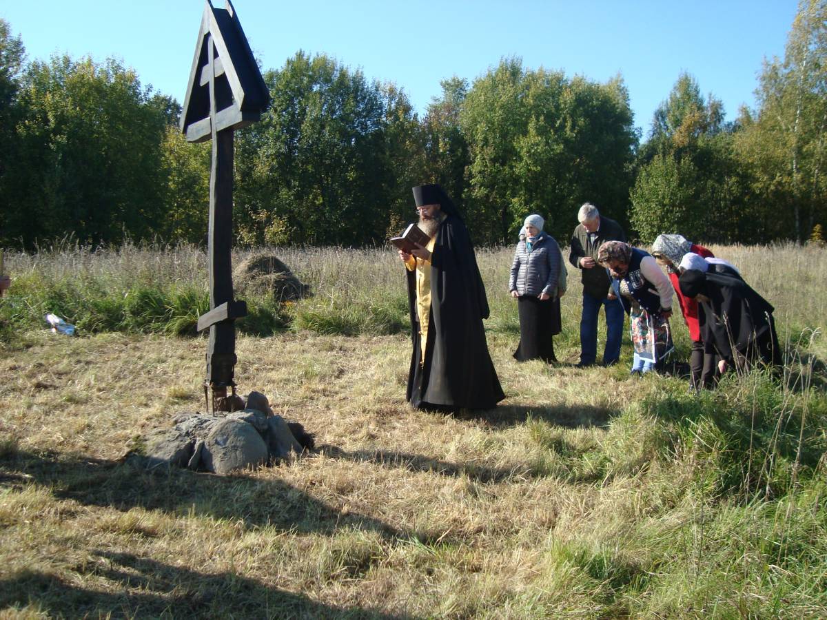 Освящение поклонного креста в деревне (урочище) Шакурово. Деревню спалили окупанты в марте (феврале)1943 года, Мирные жители по молитвам к Божией Матери остались живы, чудесным образом миновав расстрела к которому были уже подготовлены и стояли у края местного оврага Освящение поклонного креста в деревне (урочище) Шакурово. Деревню спалили окупанты в марте (феврале)1943 года, Мирные жители по молитвам к Божией Матери остались живы, чудесным образом миновав расстрела к которому были уже подготовлены и стояли у края местного оврага
