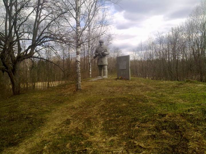 За памятником Партизану виднеется маленькое озерцо (скорее болотце). До революции на ручье соединяющем данное озерцо с озером Тиосто стояла Мельница.