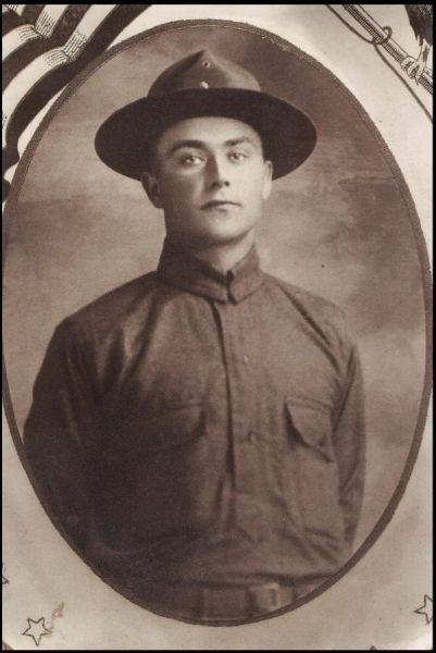 JAN AMBROŻEWICZ<br>Urodzony w 1890 we wsi Maślikowce koło Lipniszek.Syn Antoniego i Ludwiki Ambrożewicz(z.d. Oszurek) <br>Wyemigrował do USA w roku 1911<br>Zamieszkal  w Nowym Jorku u brata  Ludwiki Ambrążewicz- Justyna Oszurka .<br>W 1918 r. zgłosil się na ochotnika do Armii Stanow Zjednoczonych i został przydzielony do<br> 5-tej Dywizji, American Expeditionary Forces<br>61st Infantry Regiment,Company C<br><br>W 1918 r jednostka została skierowana do Francji gdzie przeszła szkolenie i nastepnie została skierowana na front .<br>Brała udział w walkach w okolicy St. Mihiel, Argonne, Meuse, Rhine<br>Dowódcą 5-tej Dywizji byl Major General Commanding: Hanson E. Ely.<br> <br>J. Ambrążewicz odniósł rany w czasie niemieckiego ostrzału linii amerykanskich w okolicy Raon-l'Étape.<br>Zmarł 5 sierpnia 1918 r. i został pochowany na cmentarzu nr.345 w Raon-l'Étape.<br>W 1922 r. zostal przeniesiony na Meuse-Argonne American Cemetery<br>Romagne gdzie spoczywa na  działce  D rząd  33 grób nr 19.