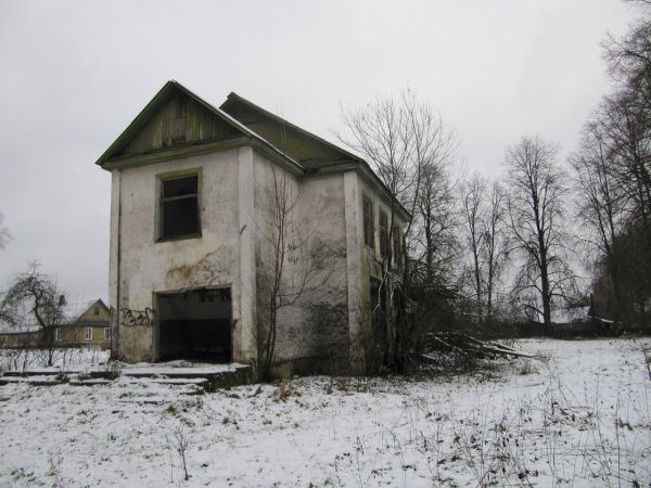 Клуб. Бывший костел, перевезенный из Большой Сервочи в 1950г.