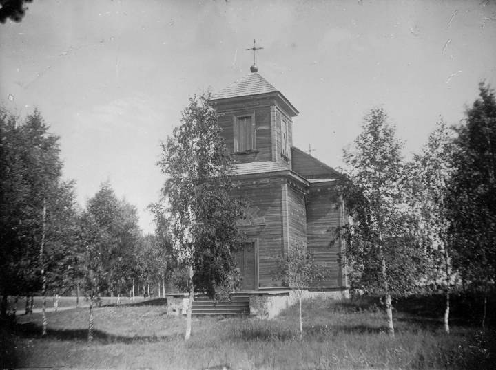 в 50х.г. закрыт и перевезен в Давыдки. 2010г здание спалили.