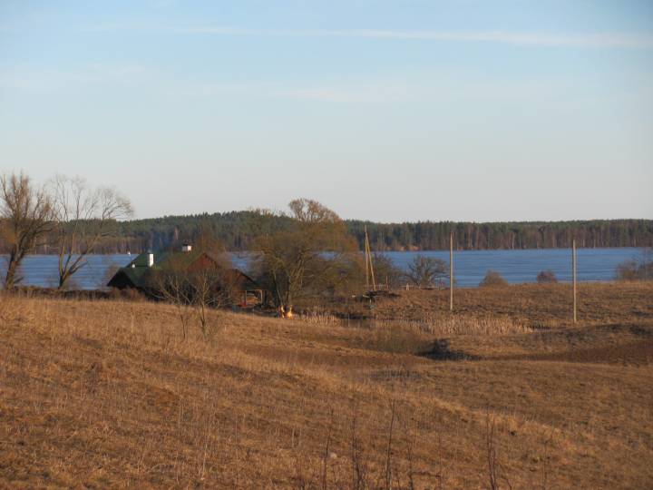 Widok na zabudowę wsi Ukla. W tle jezioro Uklańskie / nie jestem autorem tego zdjecia
