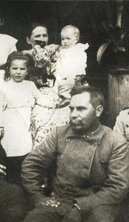 Córka właścicieli folwarku Horodek (Gródek) Maria Onoszko z mężem Ignacym Bujnickim i dziećmi  Eugenią a Anatolią około 1905 roku (zob.<br>http://onoszko-ludwika.blogspot.com/p/onoszko-wspomnienia-zdjecia.html<br> <br>http://onoszko-ludwika.blogspot.com/p/blog-page_9484.html