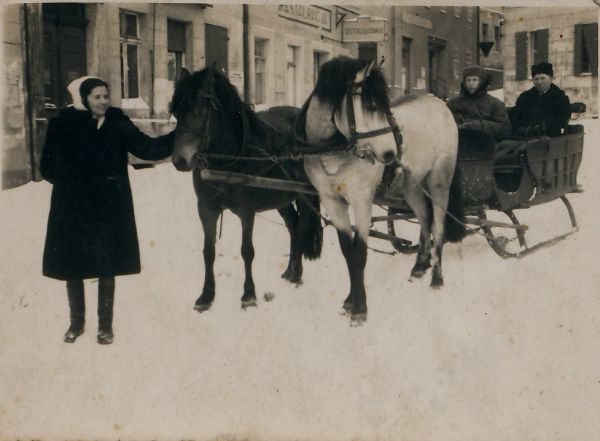 Tuż po wojnie, już na Tuż po wojnie, już na