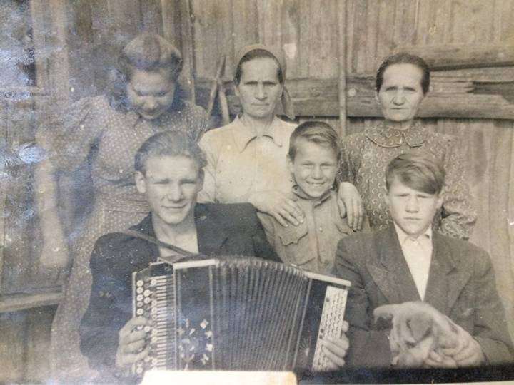 первая с правой стороны - Степанида (сестра Ольги, моей прабабушки). Жила в д. Уборок, уехала в Сибирь