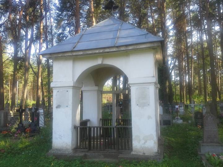 Могила княгини и княжны Друцких-Любецких на польском кладбище. Княжна была застрелена советским пограничником, когда на коне скакала вдоль польско-советской границы. В Новом Поле сохранился княжеский дом.