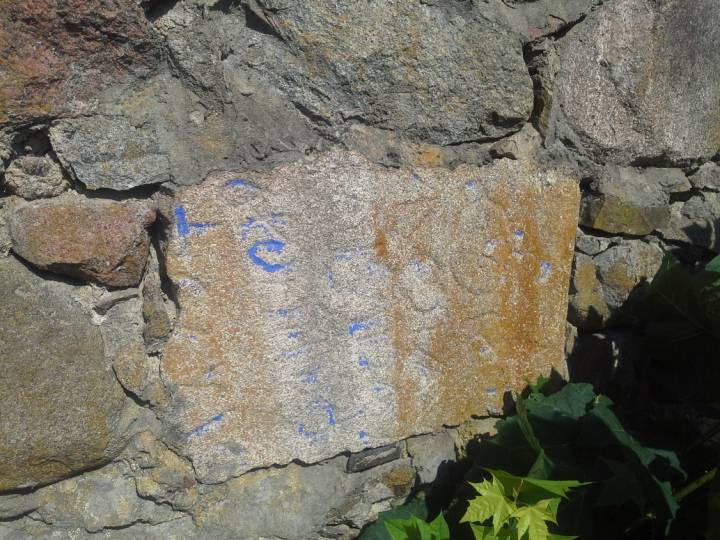 Странная каменная плита в кладке стены окружающей костёл. Никто не знает, что на ней написано и на каком языке. Может кто-нибудь прочтёт?