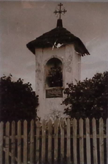 Эта каплица была разрушена в советские времена. То, что от неё осталось лежит в лесу за польским кладбищем.